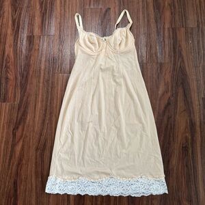 VTG Henson Kickernick SZ 35 8 Cup Cream Lace Trim Slip/Dress Romantic Feminine
